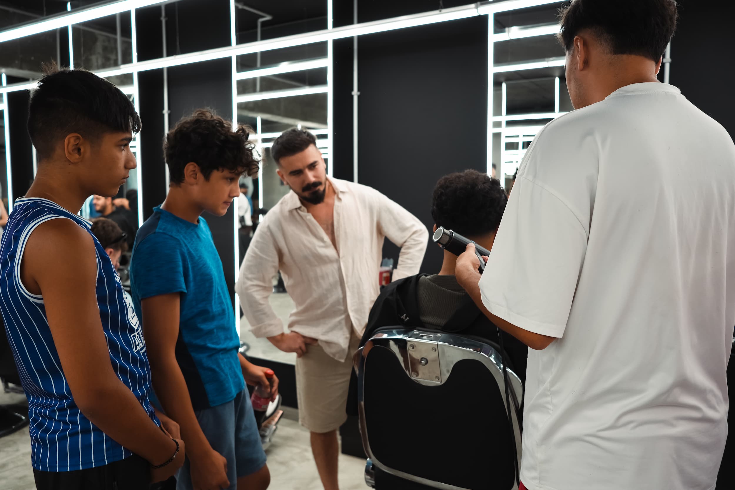 Un grupo de niños aprendiendo a cortar el pelo